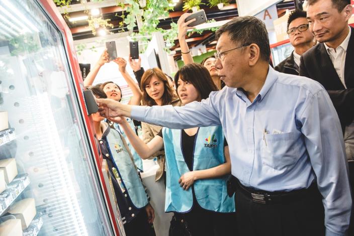 柯文哲市長體驗無現金支付專區。