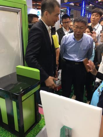 柯文哲市長 (圖中)參觀由臺北智慧城市專案辦公室成功媒合業者的「iTrash智慧垃圾回收整合系統」。