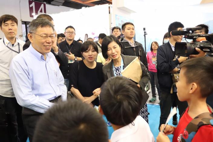 柯文哲市長參觀資訊月北市府主題館，與現場參觀的同學熱情打招呼。
