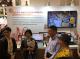 柯文哲市長(圖右2)在資訊局陳慧敏主秘(圖左2)及台北花卉公司張堂穆總經理陪同下參觀結合行動商務的花卉網路交易平台。