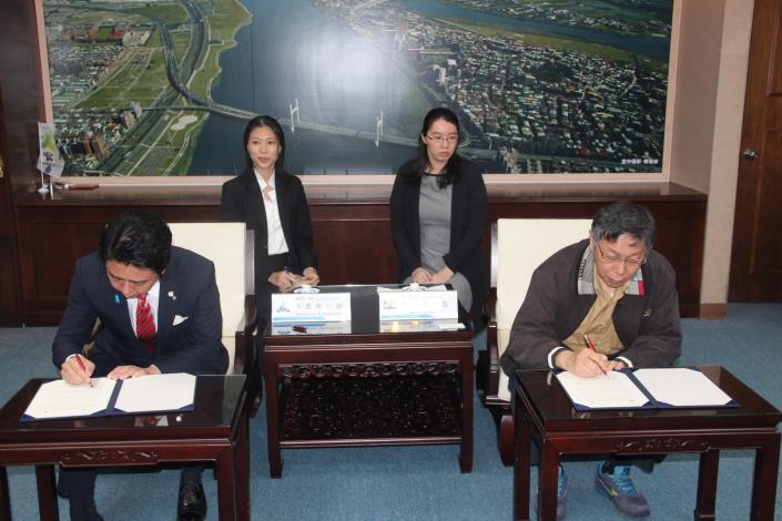 福岡市長高島宗一郎與市長柯文哲(右1)簽署智慧城市合作備忘錄。