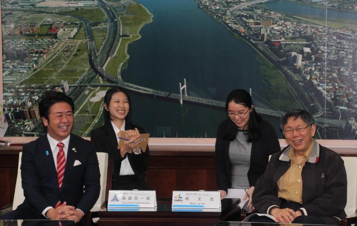 福岡市長高島宗一郎與市長柯文哲(右1)相談甚歡。