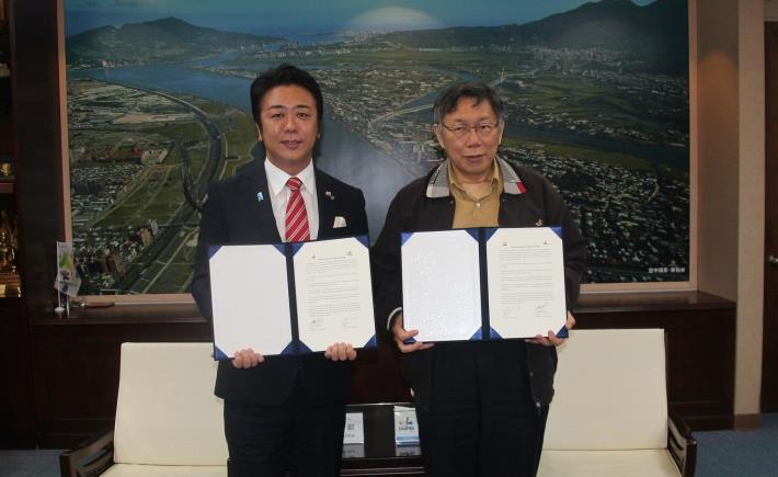 福岡市長高島宗一郎與市長柯文哲(右1)簽署智慧城市合作備忘錄合影。