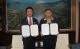 福岡市長高島宗一郎與市長柯文哲(右1)簽署智慧城市合作備忘錄合影。