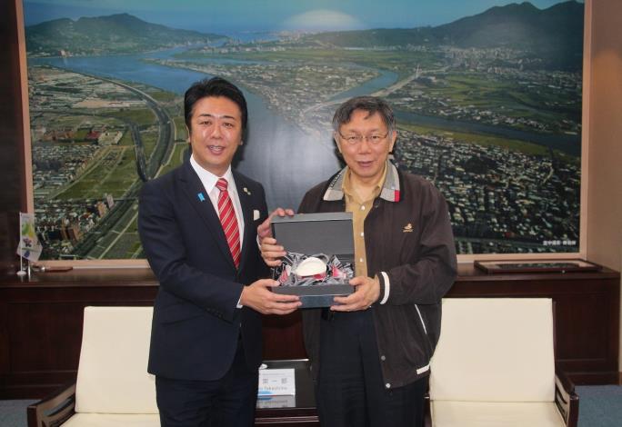 市長柯文哲(右1)贈與紀念品予福岡市長高島宗一郎，見證兩市友誼。