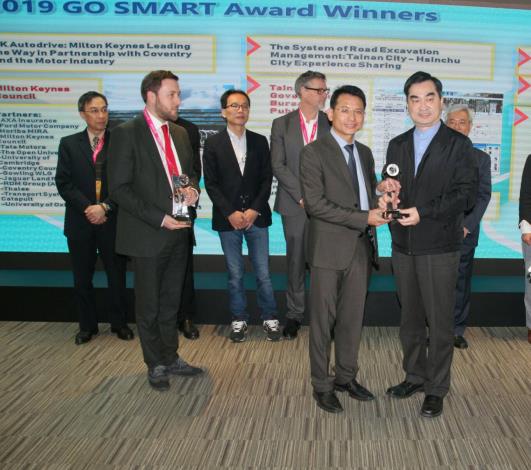 臺北市政府獲頒GO SMART Award的優勝獎，由資訊局呂新科局長代表受獎