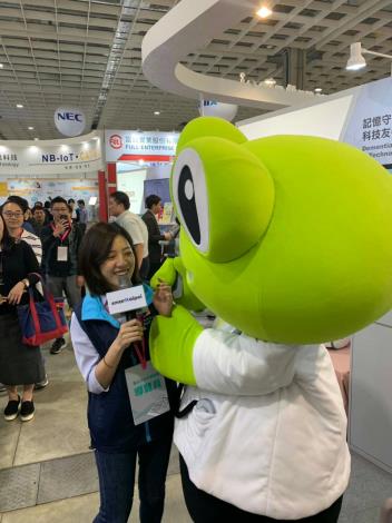學姊到智慧醫療展區與樹娃醫師互動超有趣