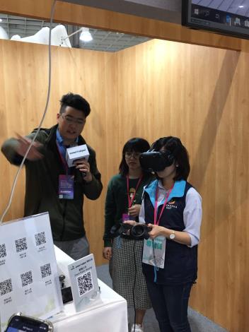 學姊在智慧公宅展區進行VR體驗