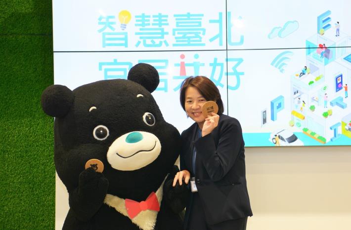 熊讚贈送主題館限定禮「熊讚杯墊」予黃珊珊副市長