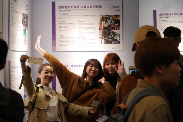 展覽的學生組別非常興奮的在自己的成果面前拍照留念