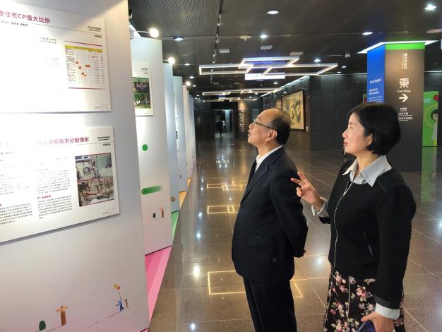 台北市教育局局長曾燦金(左)與台北市資訊局主任秘書陳慧敏一同參觀學生展覽，並表予肯定