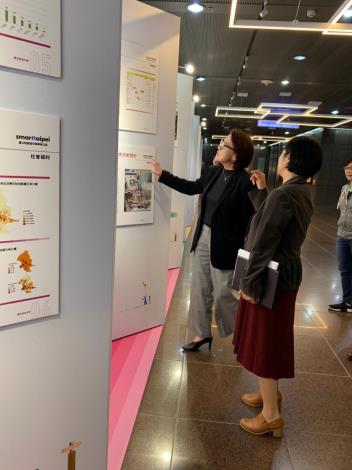 台北市副市長黃珊珊蒞臨現場參觀展覽，並大讚學生研究成果