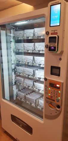 圖2：大型販賣機一臺可容納230份口罩