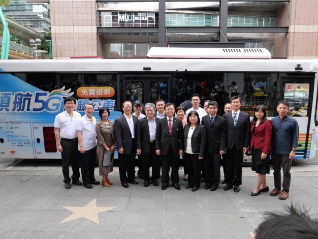 圖4：中華電信5G智慧公車大合照（由左至右，中華電信林榮賜總經理、林國豐執行副總、台北市政府資訊局陳慧敏主任秘書、中華電信謝繼茂董事長、陳明仕總經理、行政院科技會報辦公室蔡志宏執行秘書、三星陳啟蒙副總、國家通訊傳播委員會陳耀祥代理主委、經濟部技術處張麗鳳技術長、國家通訊傳播委員會孫雅麗委員、艾斯移動曾冠智總經理、國家通訊傳播委員會鄧惟中委員、郭文忠委員、洪貞玲委員、台北市政府資訊局呂新科局長）
