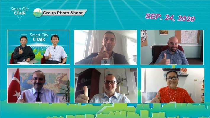 圖7：最終場C-Talk主持人與各國代表及組織視訊合照（台北市政府資訊局局長呂新科、中央研究院資訊科技創新研究中心主任黃彥男、芬蘭赫爾辛基市策略總監Mr. Markus Kühn、波蘭熱舒夫市國際與投資人關係部主管Mr. Kamil Czyż、土耳其安卡拉市環境暨城市部地理資訊系統局副局長Dr. Hüseyin BAYRAKTAR、波蘭盧布林市戰略暨創業部主管Dr. Mariusz Sagan、菲律賓納卯市專案受益人發展部總監Ms. Aurora A. CAÑEZAL）
