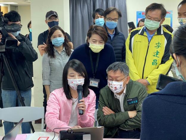 圖2：碧山里呂之杞里長向柯文哲市長、黃珊珊副市長、李建昌議員介紹數位便民系統使用方式