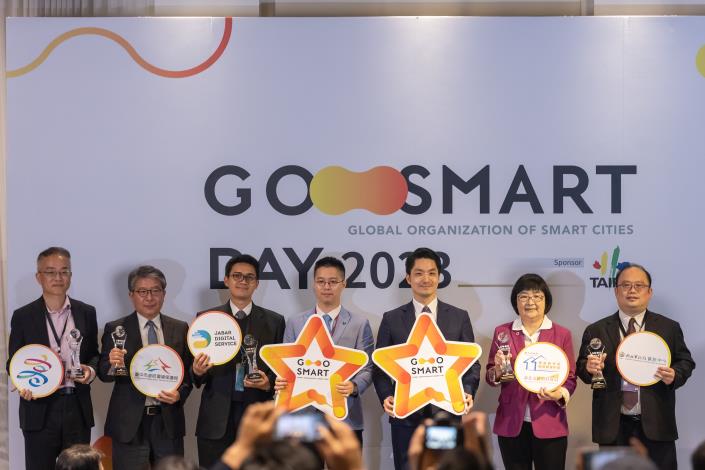GO SMART主席蔣萬安市長、北市資訊局趙式隆與Winners代表合影