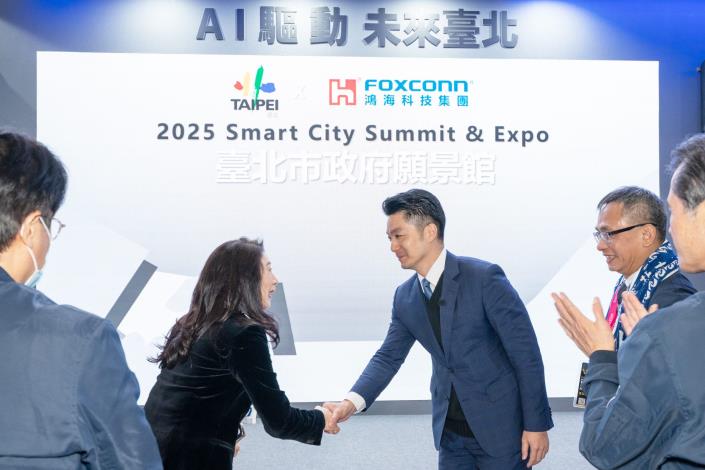 臺北市政府與鴻海科技集團攜手共創AI驅動未來臺北_(左至右)鴻海集團楊秋瑾園區長、臺北市蔣萬安市長