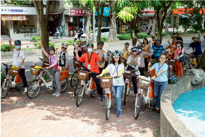 學員們在好幫手的帶領下前往鄰近綠地體驗用數位工具探索自然生態