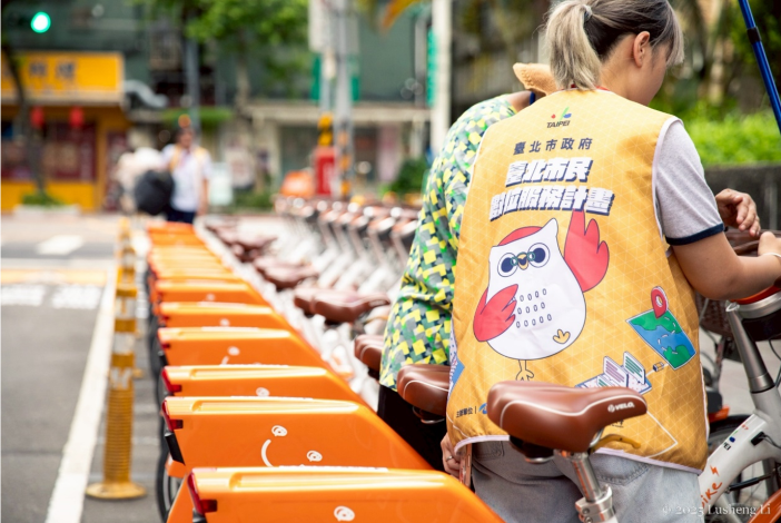 數位好幫手協助學員歸還電輔車，結束當日的數位體驗