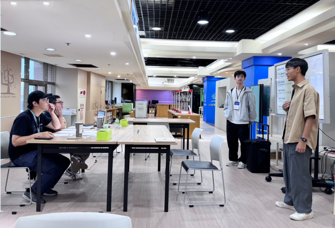 臺北市政府資訊局局長趙式隆親自進行選手面談