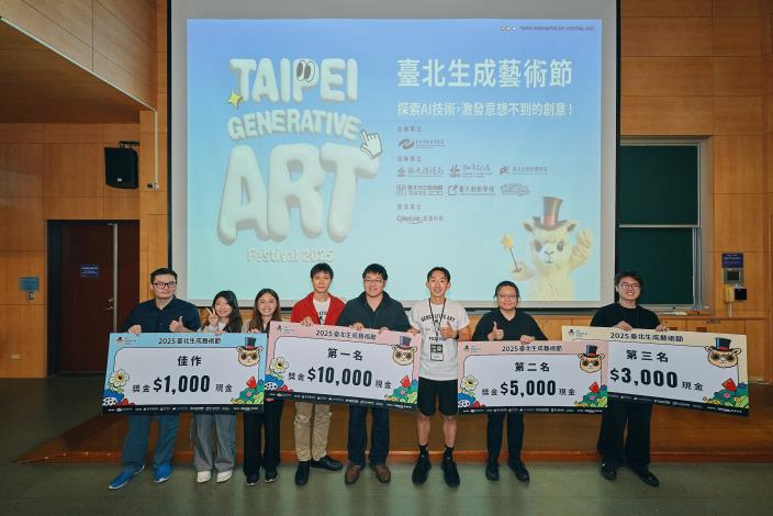 貼圖-乘著彩虹去旅行LGBTQ彩虹平權得獎者與李欣穎評審(左3)、彭議霆評審(左4)及侯宗佑評審(右3)合影