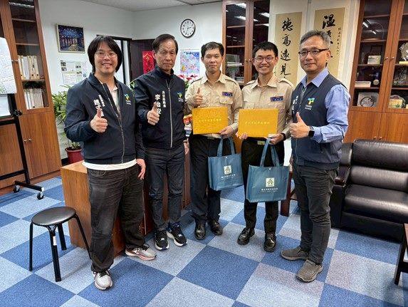 頒發感謝狀(照片中由左至右：資訊局趙式隆局長、兵役局李治安局長、汪文傑替代役男、陳泓宇替代役男、張溫德副市長)