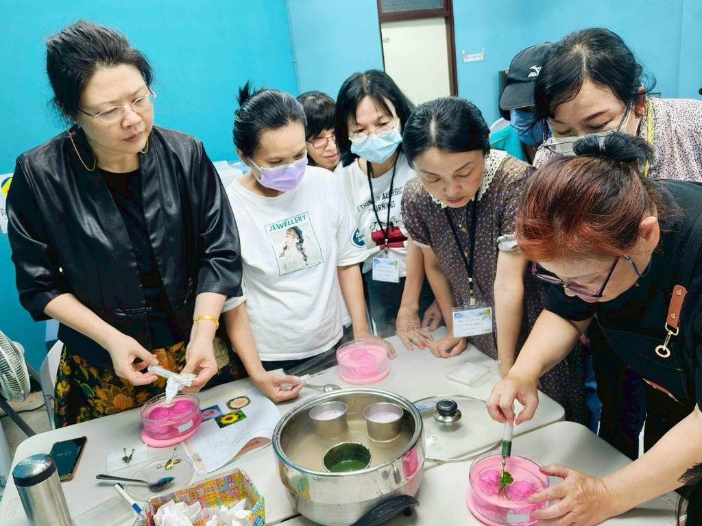 動手玩甜品藝術!北市大安區114年新住民「果凍花DIY手作班」甜甜開課