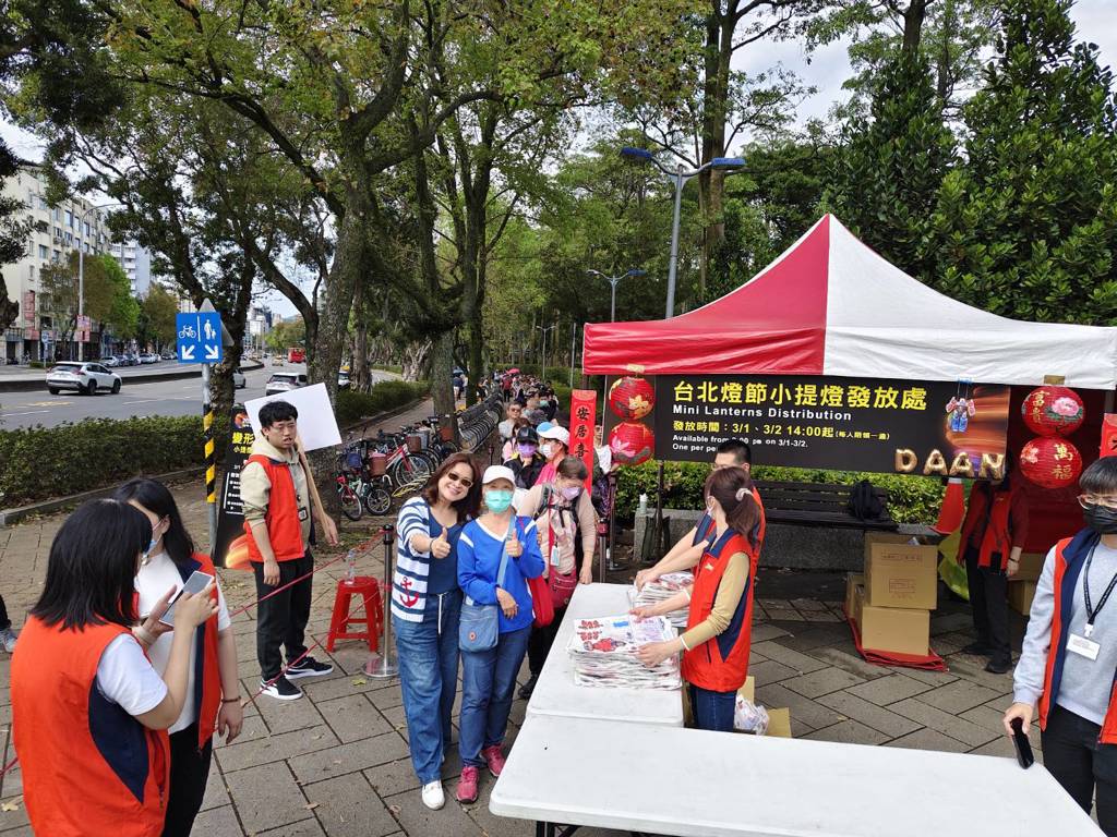 北市大安區發放元宵變形金剛提燈超熱烈 結合軍警守護家園 燈亮福到祝好孕