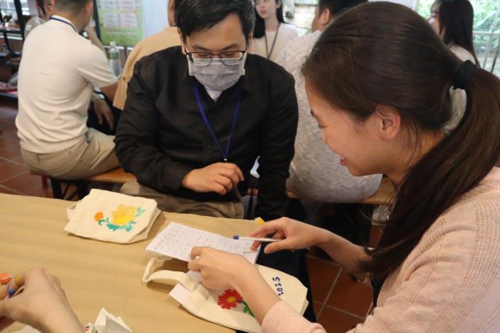 照片4-主題活動-移印染創意小提袋創造更多交流話題。(圖/南港區公所、南港軟體工業園區二期管理委員會提供)