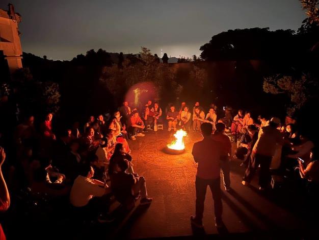 照片3-活動結尾的爐邊談話,祈願有情人共結良緣。(圖/南港區公所、南港軟體工業園區二期管理委員會提供)