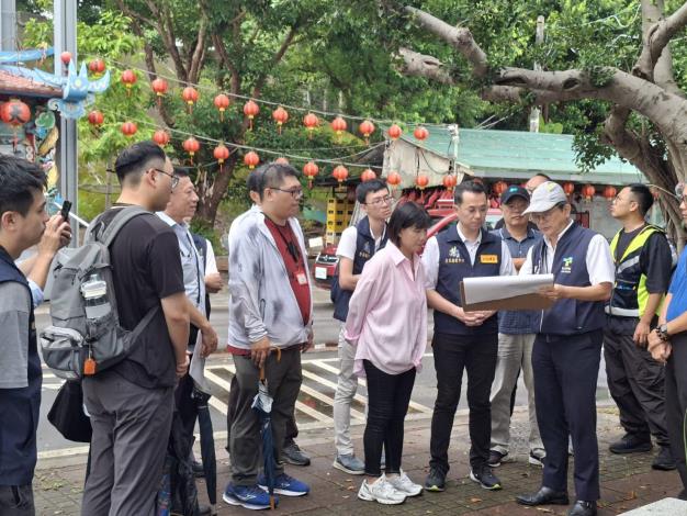 林士斌副秘書長偕同相關單位及本區福華里楊小莉里長,前往三腳渡堤外停車場辦理防汛巡查。