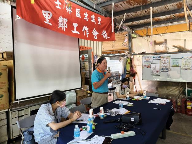 里長於里鄰工作會報中宣導交通安全觀念 (2)