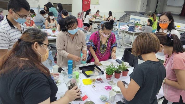 老師一桌一桌的指導花茶的製作