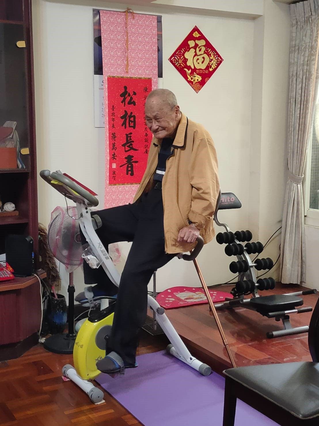 訪視過程中陳爺爺一直在踩他心愛的腳踏車