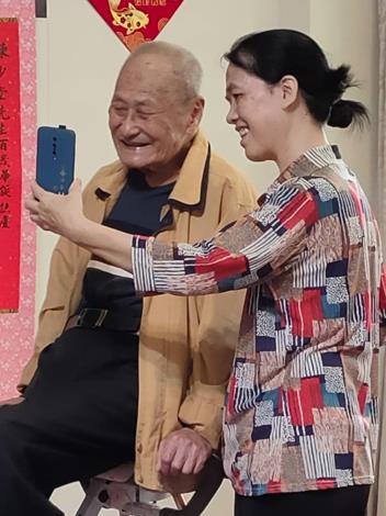 大陸親屬以視訊為陳爺爺祝壽