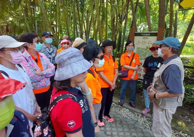 里鄰長參訪「臺北植物園」聽取導覽講人員說明