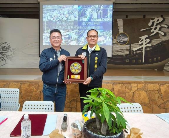 洪進達區長致贈意寓深遠的官印麒麟紀念牌，開啟雙方友好的關係。