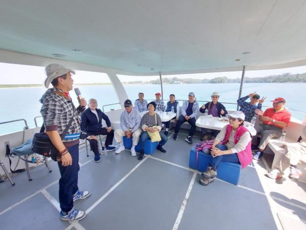 導覽人員精湛講解水庫的興建歷史與背景