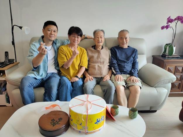 家人歡聚為王爺爺歡慶賀壽