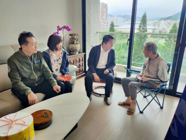 與王爺爺談笑風生