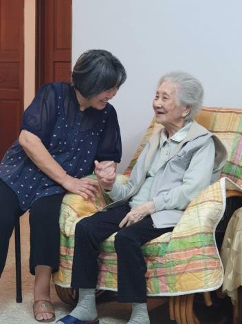 吳奶奶與女兒甜蜜互動