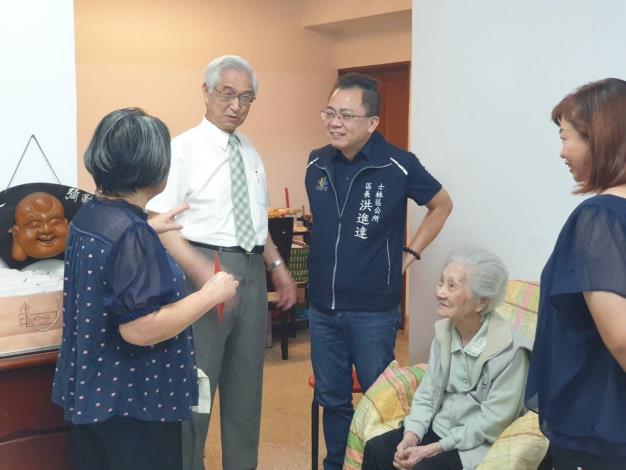 大家圍繞著吳奶奶閒話家常