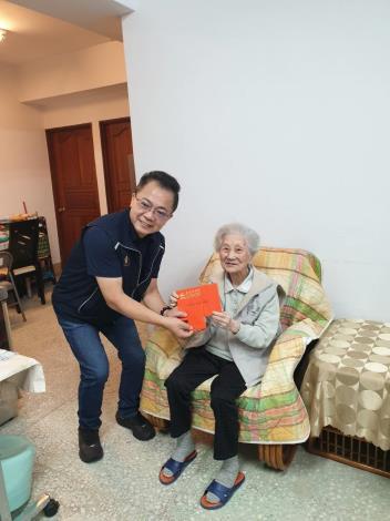 洪區長致贈吳奶奶賀壽禮品