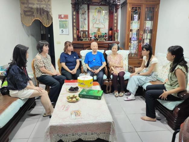 大家圍繞著朱爺爺閒話家常