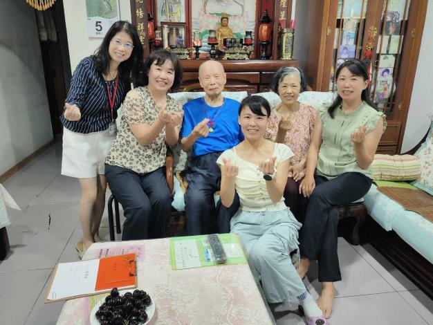 朱爺爺感謝區公所來為其賀壽