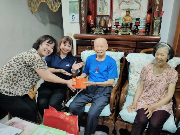 郭副區長偕同張里長致贈朱爺爺賀壽禮品