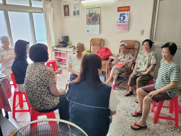 大家圍繞著陳張奶奶閒話家常