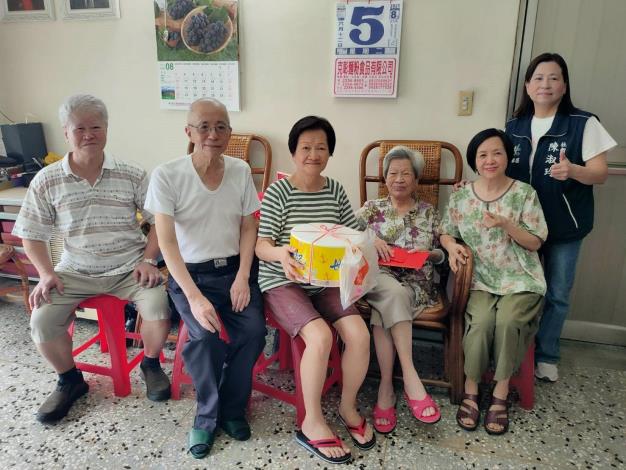 陳張奶奶的女兒女婿皆來為其賀壽