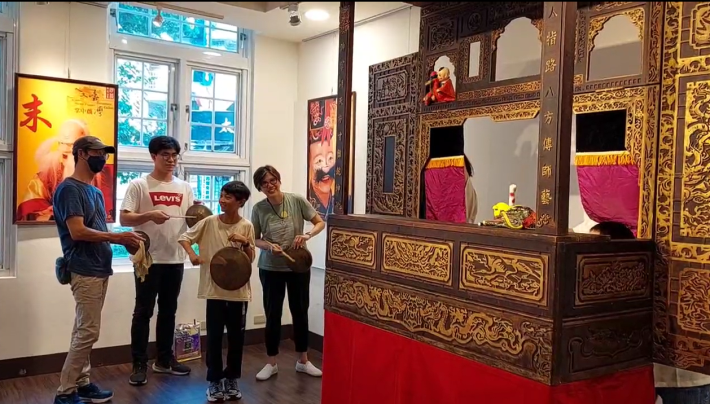 親子共同體驗前臺操偶、後臺敲鑼的即興演出樂趣